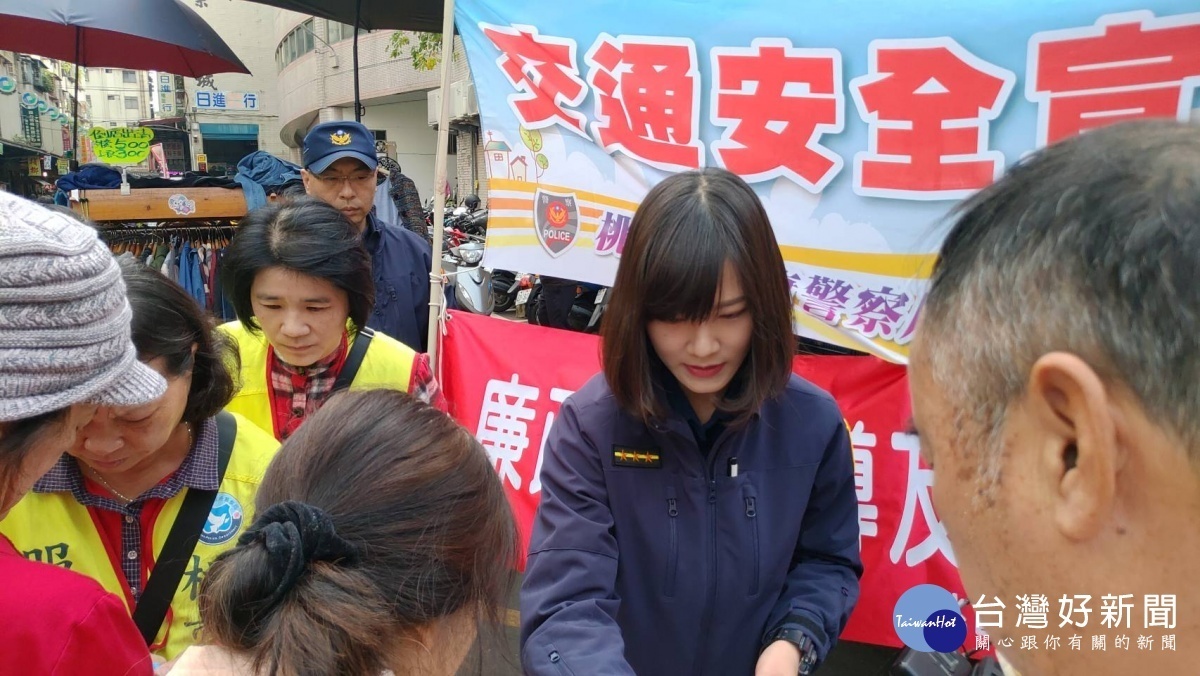 八德分局在大湳市場舉辦「開車不喝酒,喝酒不開車」的交通安全宣導活動。