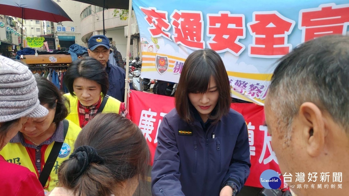 八德分局在大湳市場舉辦「開車不喝酒，喝酒不開車」的交通安全宣導活動。