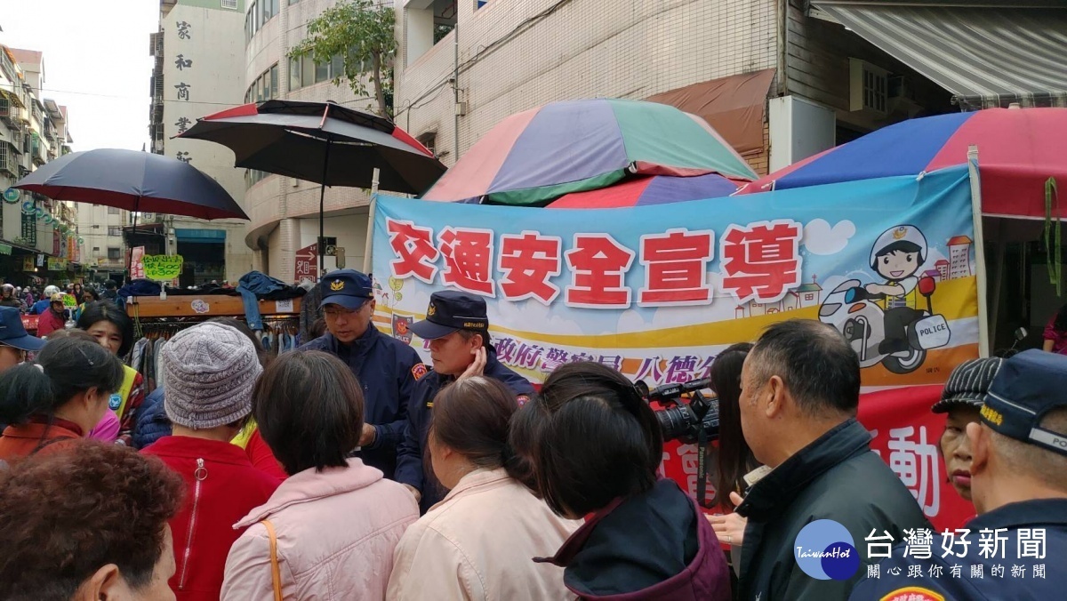 八德分局在大湳市場舉辦「開車不喝酒,喝酒不開車」的交通安全宣導活動。