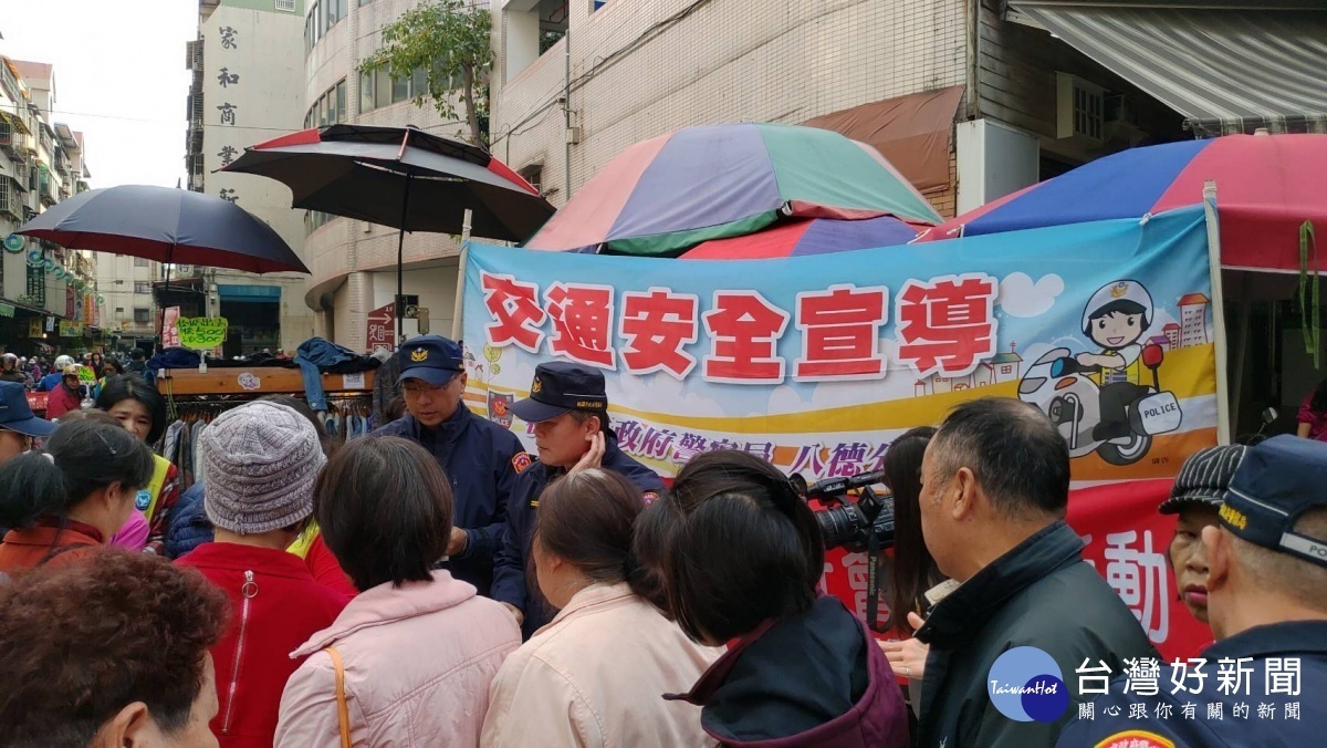 八德分局在大湳市場舉辦「開車不喝酒，喝酒不開車」的交通安全宣導活動。