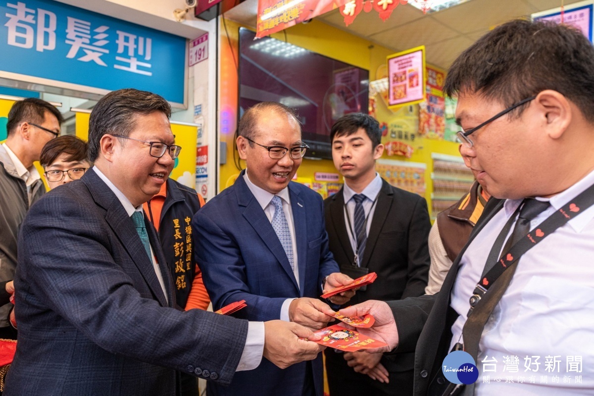 桃園市長鄭文燦與台灣彩公司總經理蔡國基在宣傳活動中發放大樂透紅包。