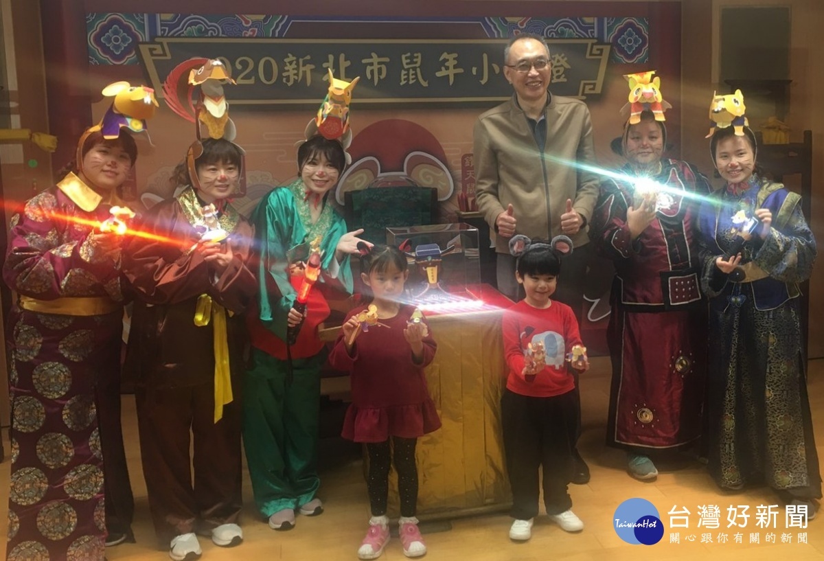 新北市推出的鼠年小提燈「新北五鼠」16日亮相,另也有特別版「包青天」限量1000份網路抽獎活動。(圖/記者黃村杉攝)