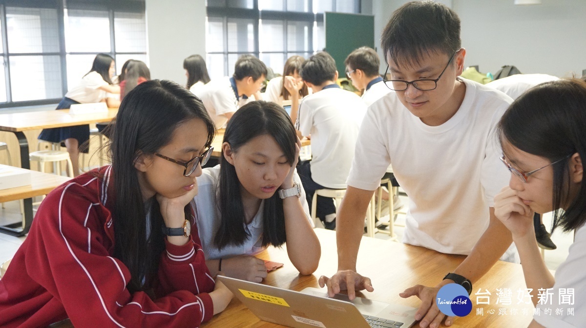 台中國家歌劇院駐館藝術家王連晟在校園進行推廣活動。（圖/台中國家歌劇院）