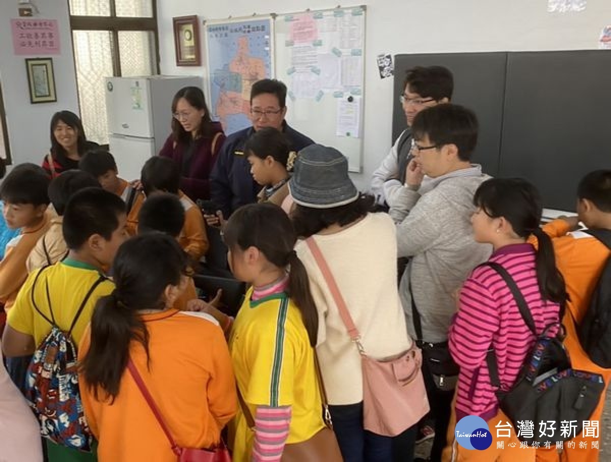 國小學童參訪水林分駐所,所長陳智偉及員警們貼心接待,並設計犯罪預防及交通、婦幼安全等宣導,讓首次接觸人民保母相關事物的孩童,留下深刻的印象。