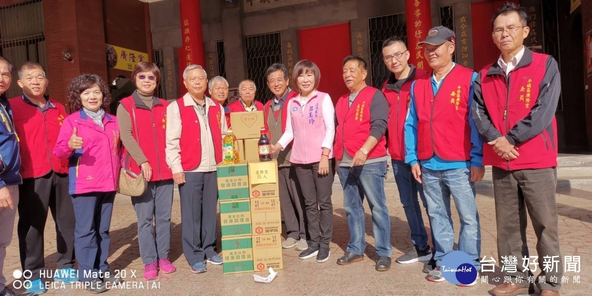 平鎮區廣隆宮舉辦寒冬愛心送暖，照顧弱勢族群。（圖／廣隆宮提供）。