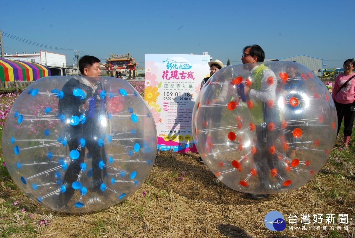林世賢市長(右)下場示範玩泡泡足球趣味競賽。