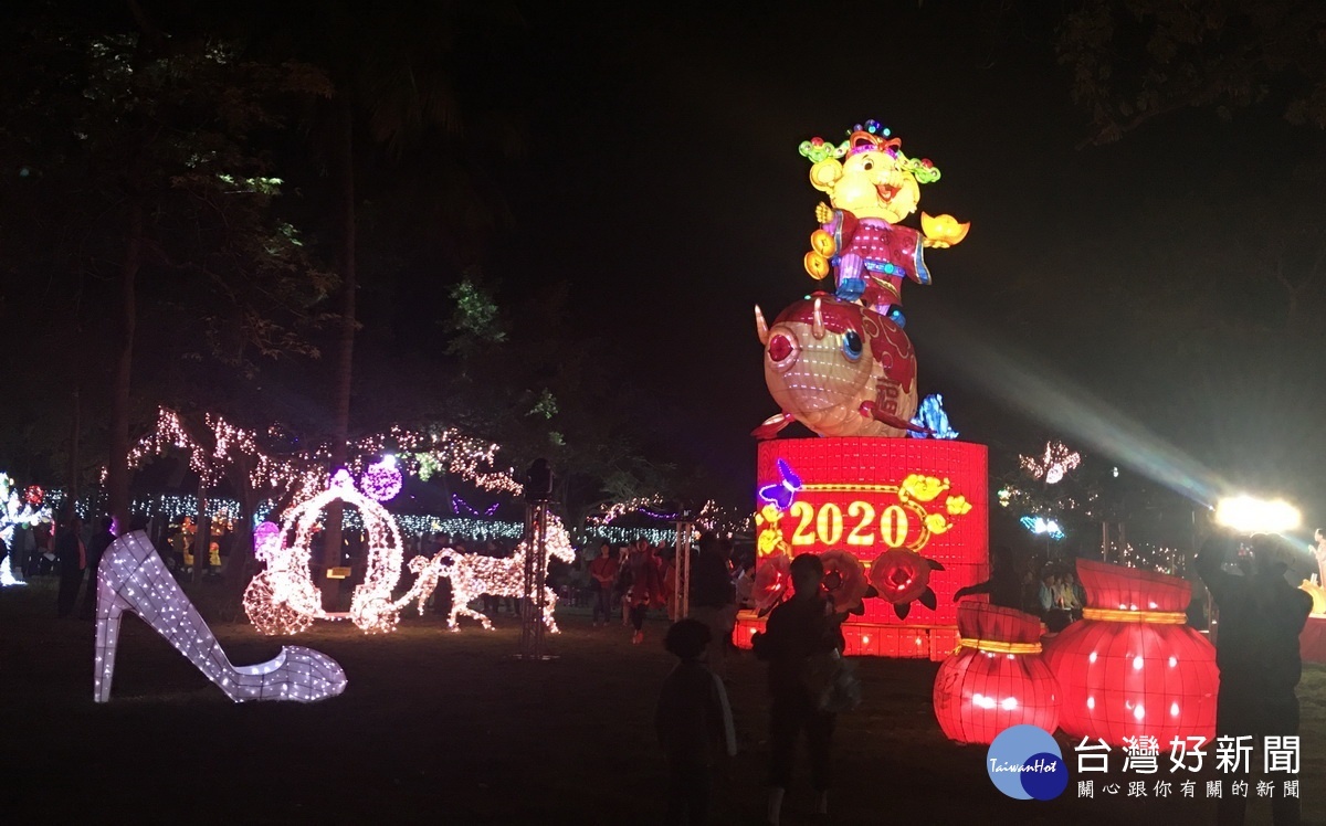 金鼠迎財慶有餘花燈是彰監受形人的創作，非常亮麗。（記者扶小萍攝）