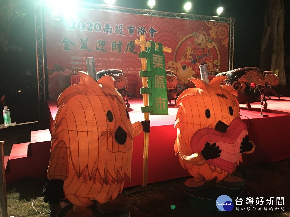日本栗原市的吉祥物也出席南投市燈會。（記者扶小萍攝）