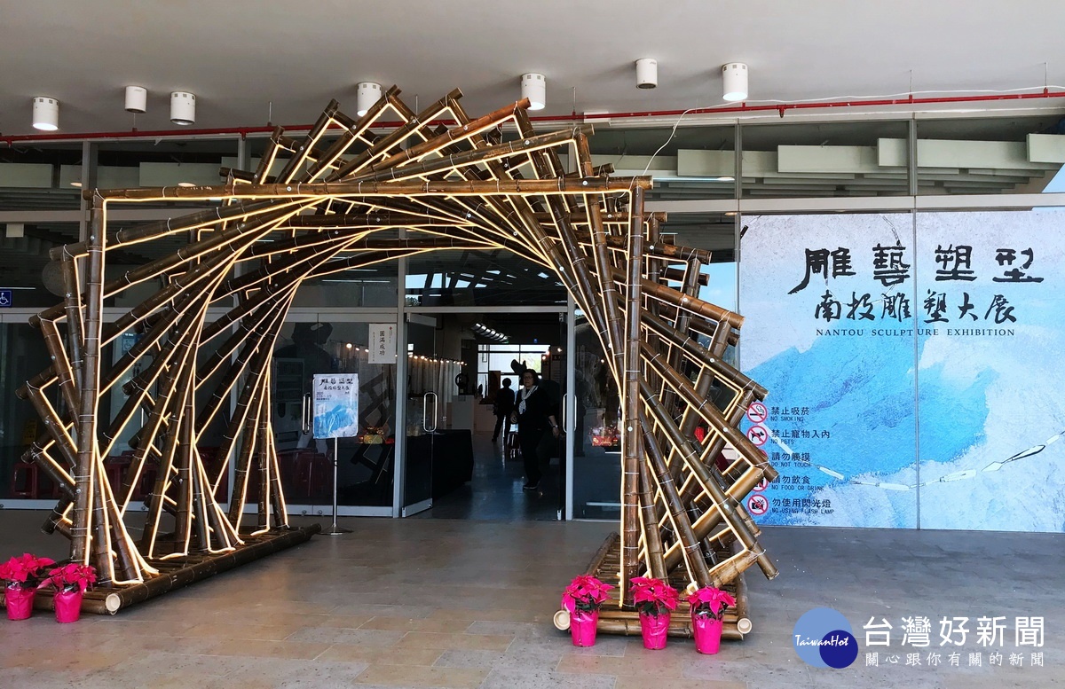 會場入口意象由18組竹藝裝置組合而成的「藝術魔方」相當吸睛。