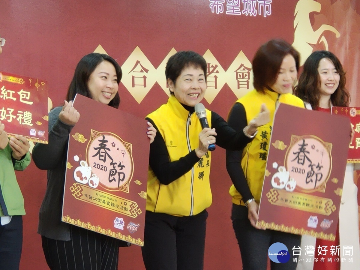 田中鎮長洪麗娜指出,洪鎮長指出,18、19日在田中火車站前的年貨大街,場地小而美,鄉親只要購買滿888(發發發)元以上就有抽抽樂,全部有獎。田中的麻油是全國知名,適合冬天進補,邀請鄉親來看農特產品,吃麻油雞、油洗洗、顧身體、賺家伙(台語)。(圖/記者鄧富珍攝)