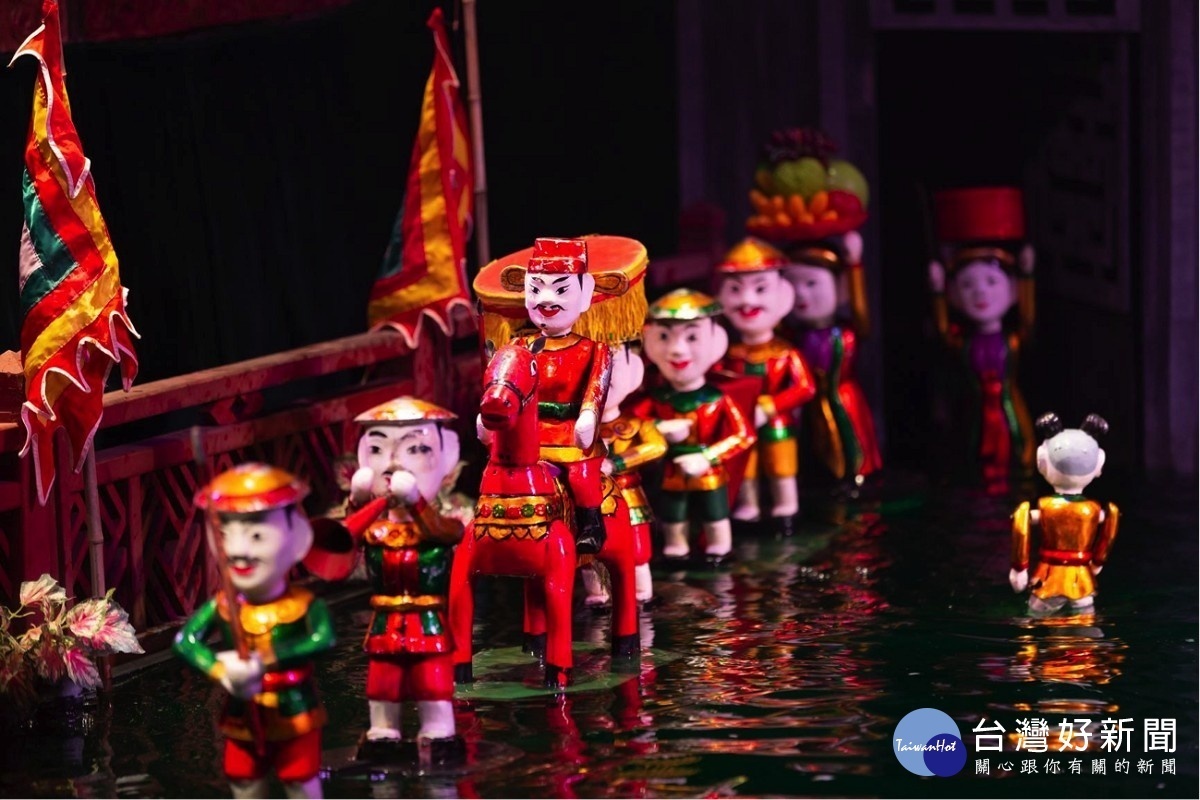 在水池上開演的水上木偶戲配上越南傳統音樂，是深受遊客喜愛的傳統表演。（圖／暢遊旅行社提供）