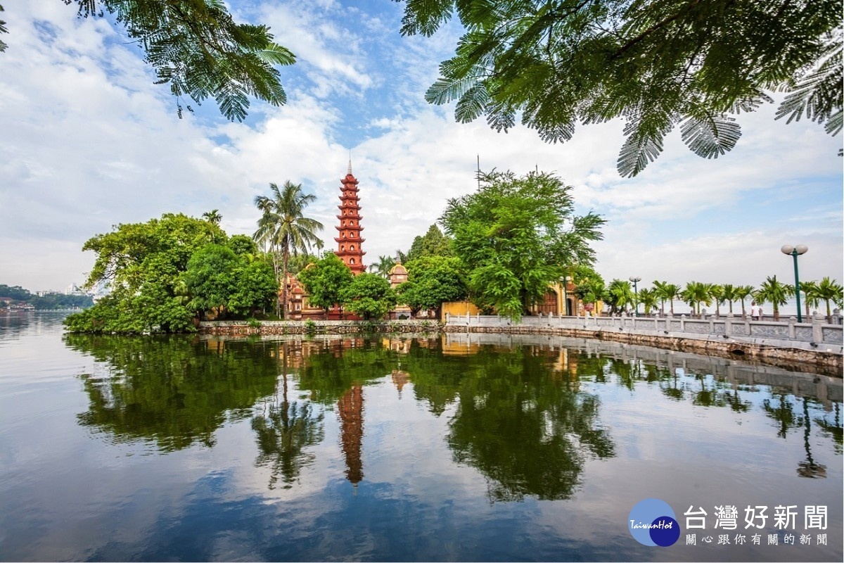 位於西湖裡的金魚島上，只憑一條堤道與外界相連的鎮國寺是北越最古老的寺廟。（圖／暢遊旅行社提供）