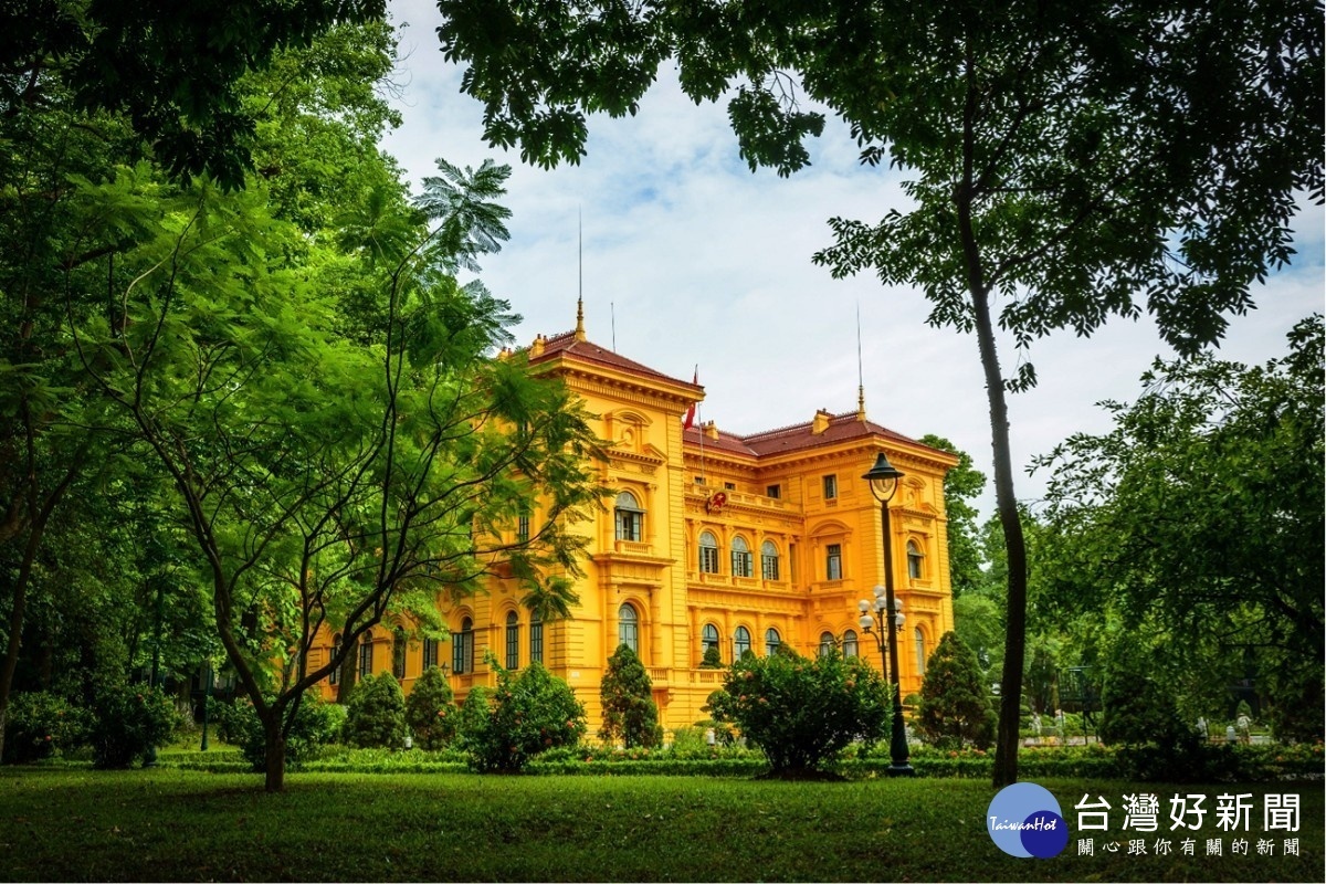 河內總督府前身是印度支那的總督府，從鮮豔的黃色和歐式建築，不難看出越南複雜多元的殖民文化。（圖／暢遊旅行社提供）