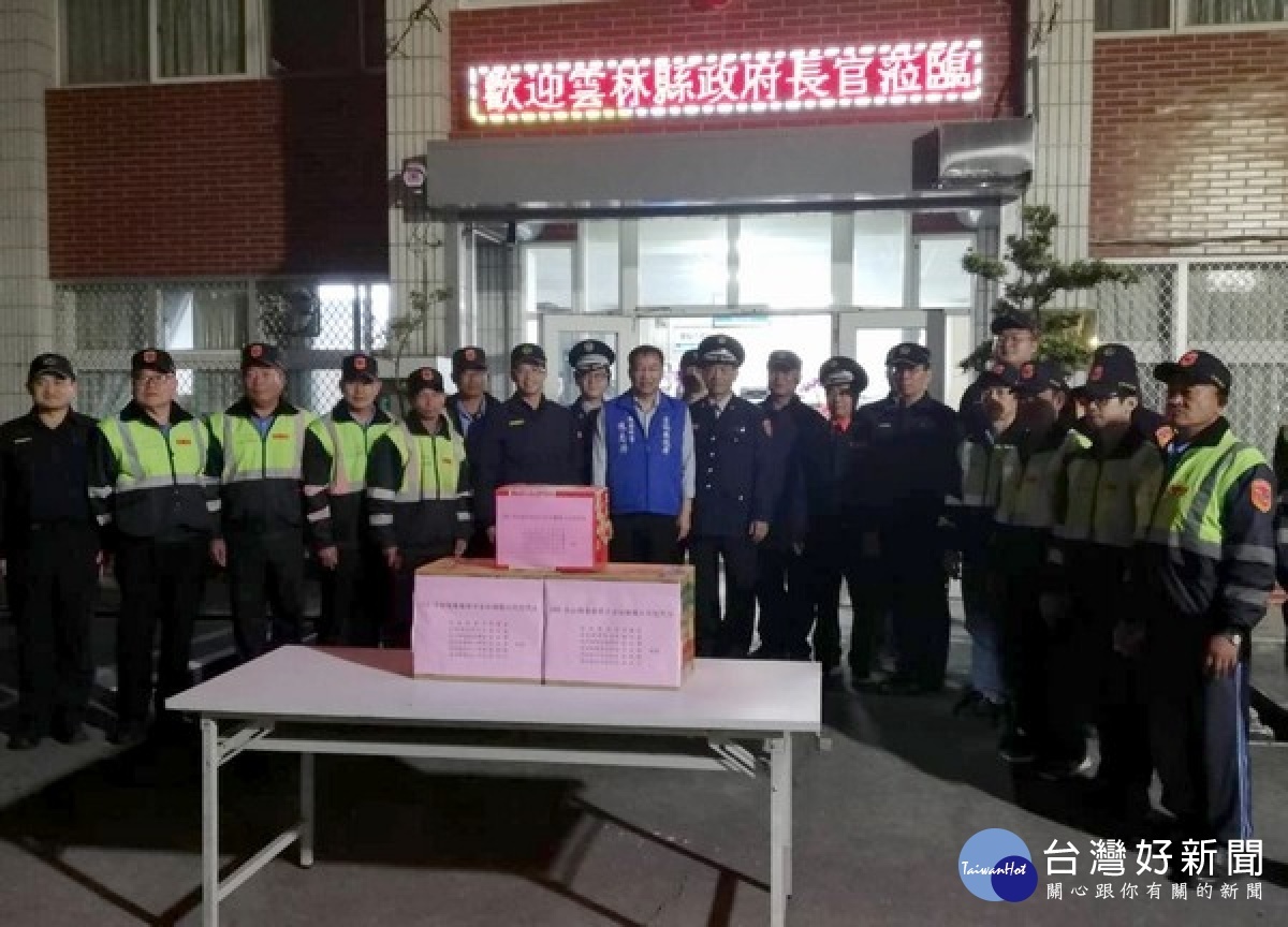 加強重要節日安全維護工作展開,縣府機要秘書陳志揚前往北港警分局等慰問,並致贈慰問金,慰勉堅守崗位的警民力。