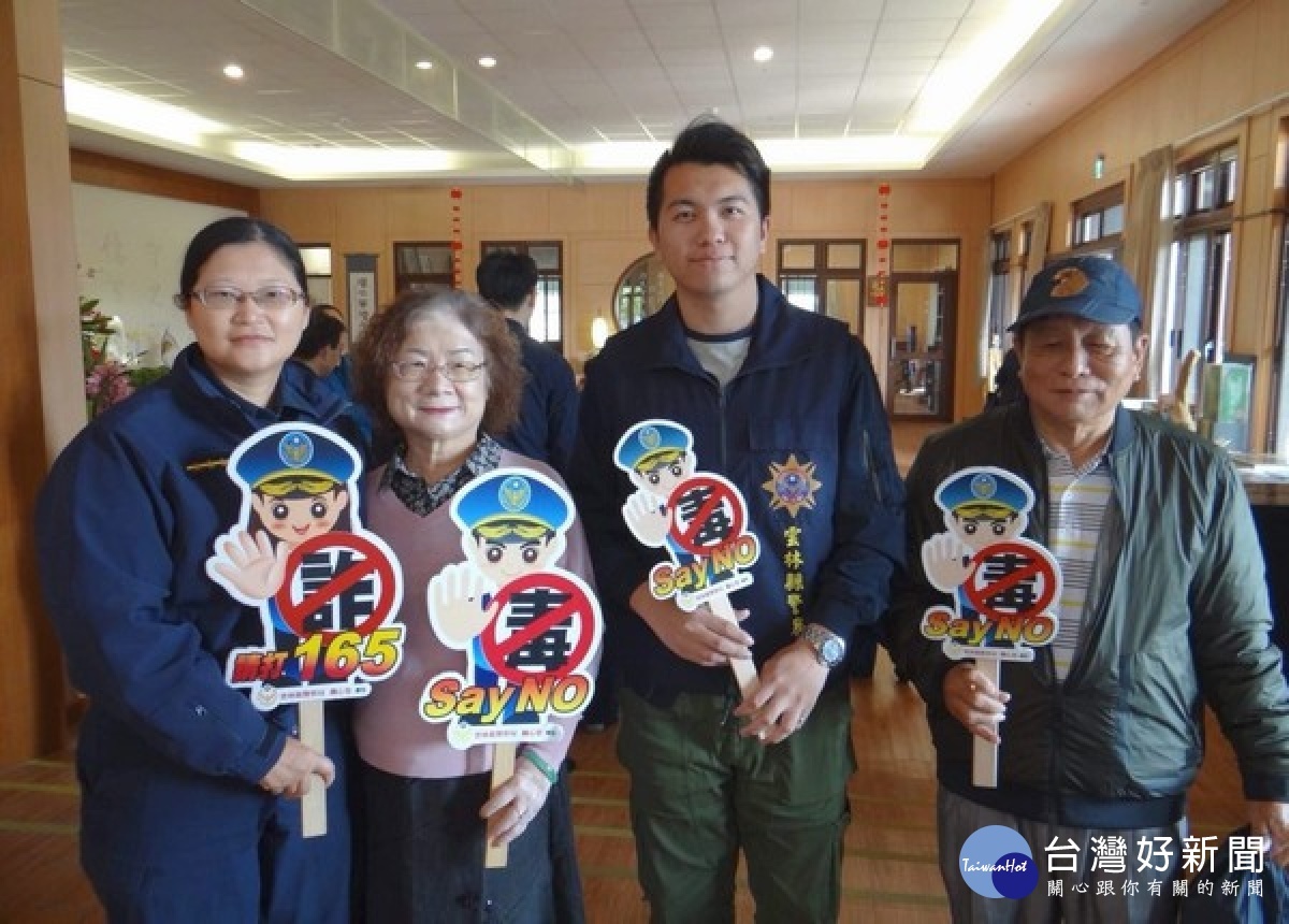 慈濟北港聯絡處為感恩警察人員的付出與辛勞,舉辦歲末感恩聯誼活動,預防犯罪宣導團亦進行「反毒、防詐騙」宣導,進行一場身心靈響宴。