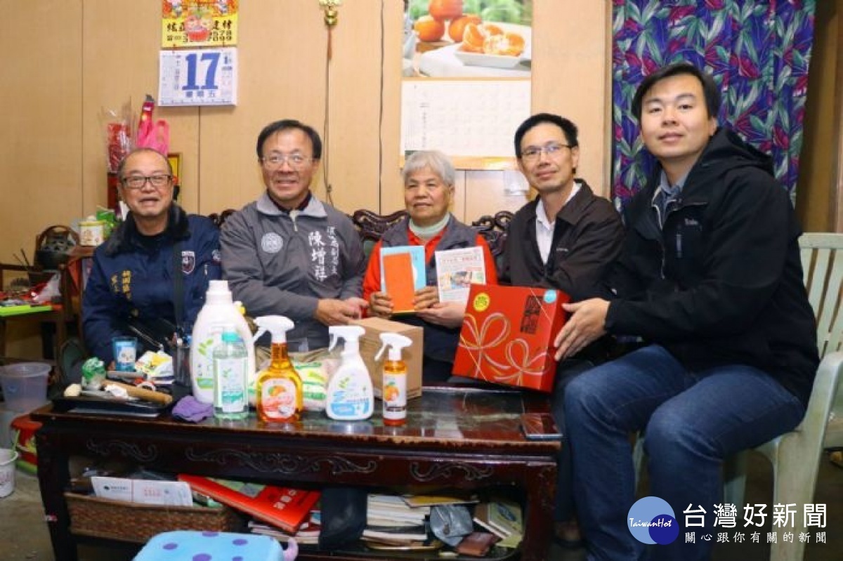 不願具名的善心人士每逢三節都捐贈了逾百份生活物資,環保局轉贈物資給資收個體戶。
