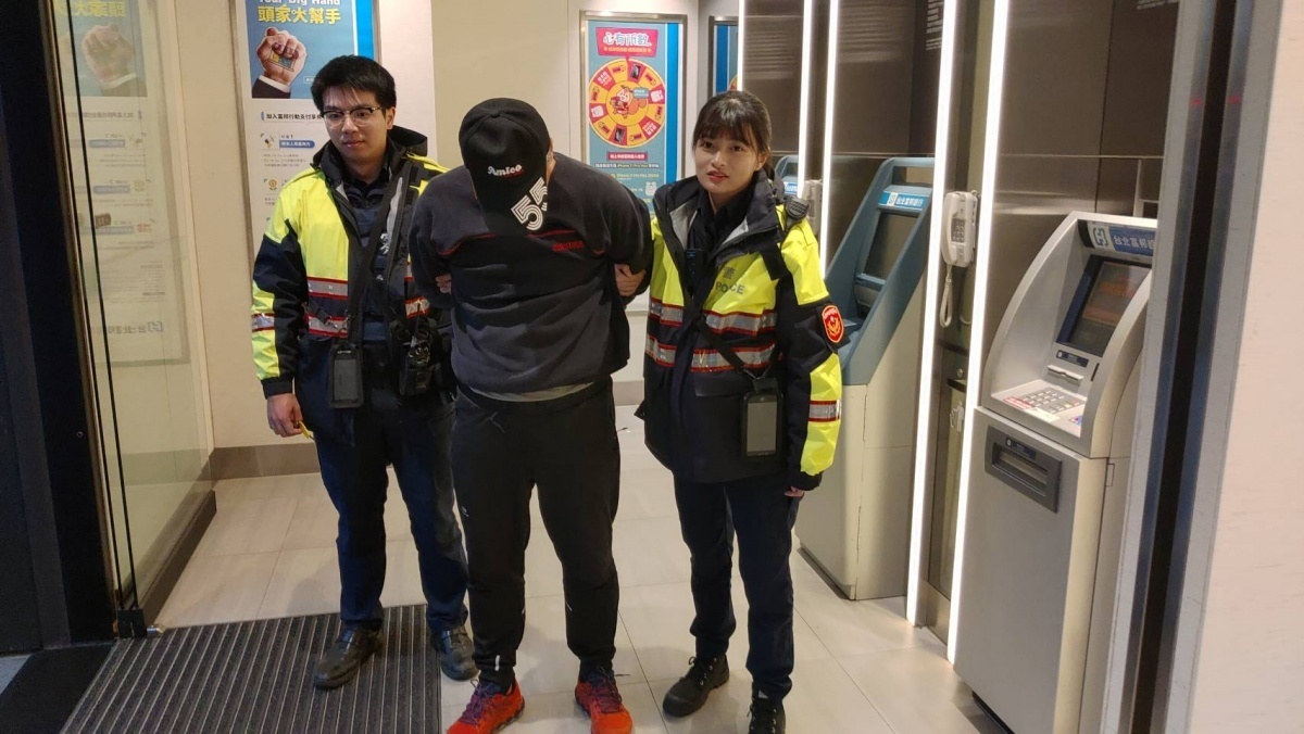 年關將屆,八德警方防搶演練呼籲民眾提高警覺。
