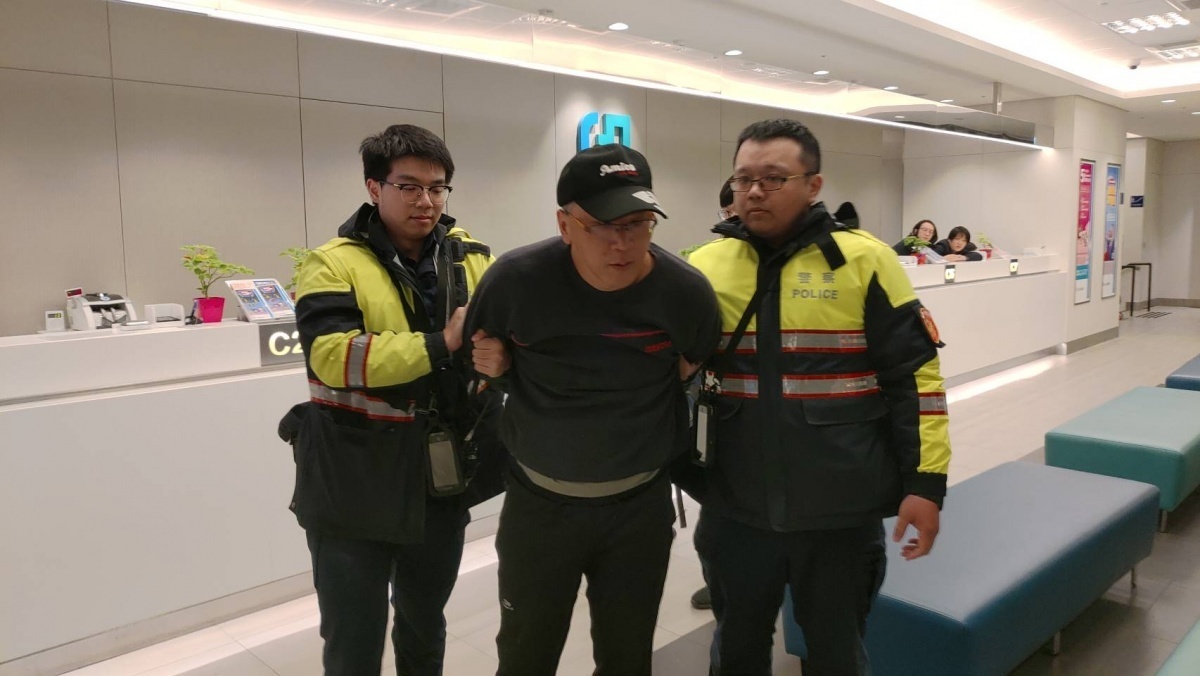 年關將屆,八德警方防搶演練呼籲民眾提高警覺。