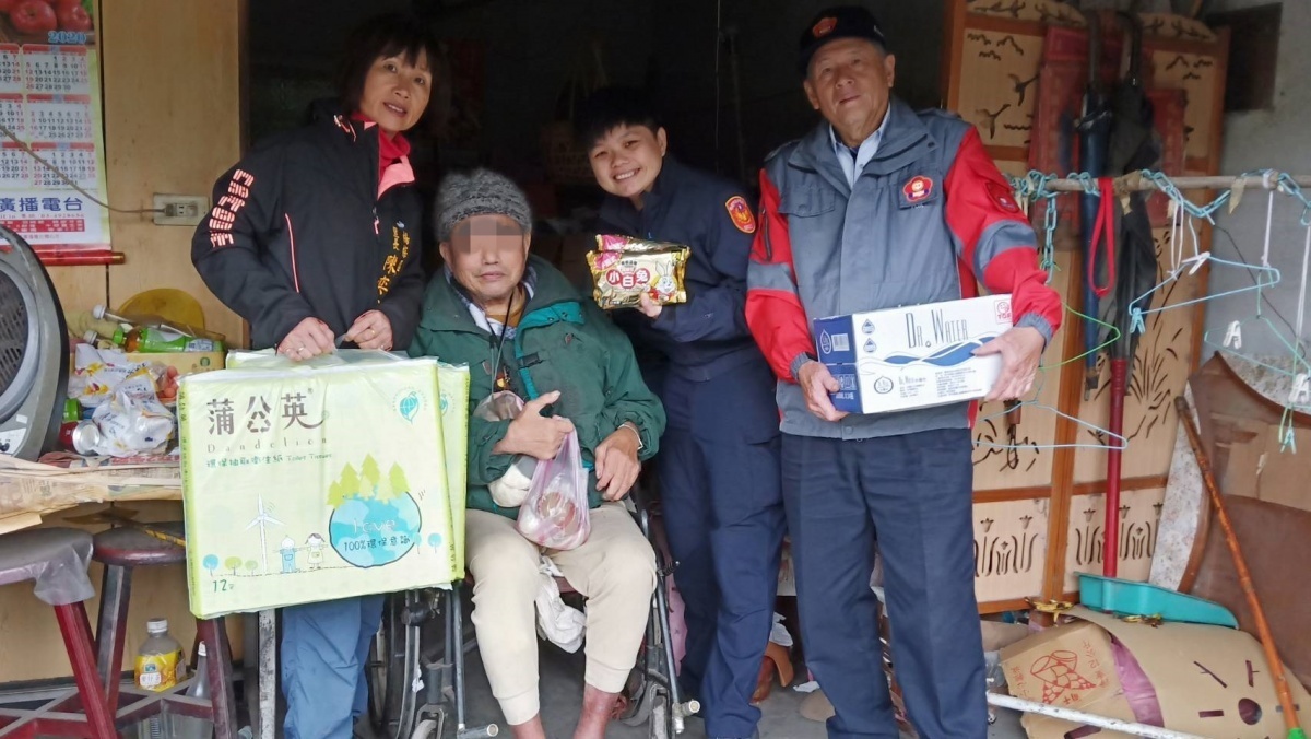 楊梅分局富岡派出所偕同在地里長以及巡守隊隊員至轄區獨居長者家中關懷慰問,並贈送生活用品等物資。