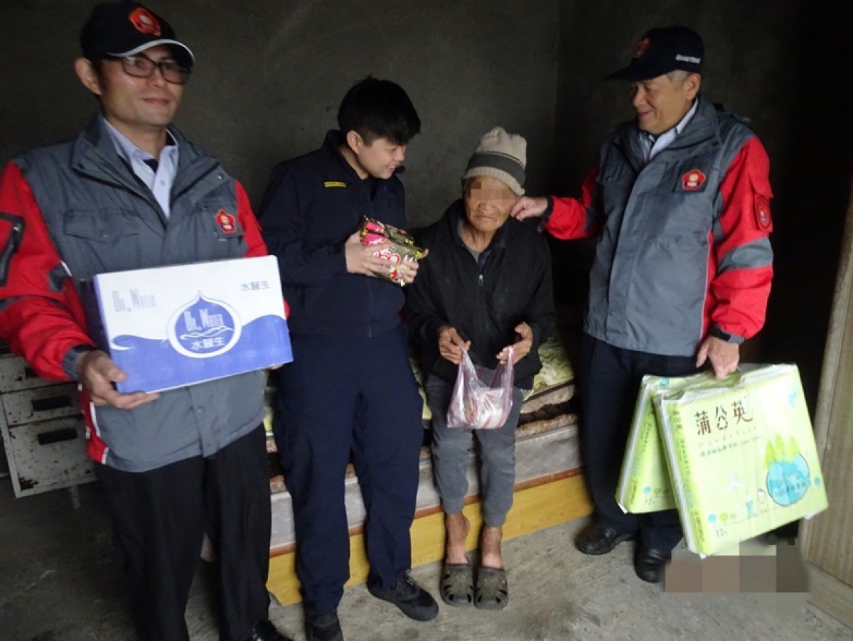 楊梅分局富岡派出所偕同在地里長以及巡守隊隊員至轄區獨居長者家中關懷慰問,並贈送生活用品等物資。