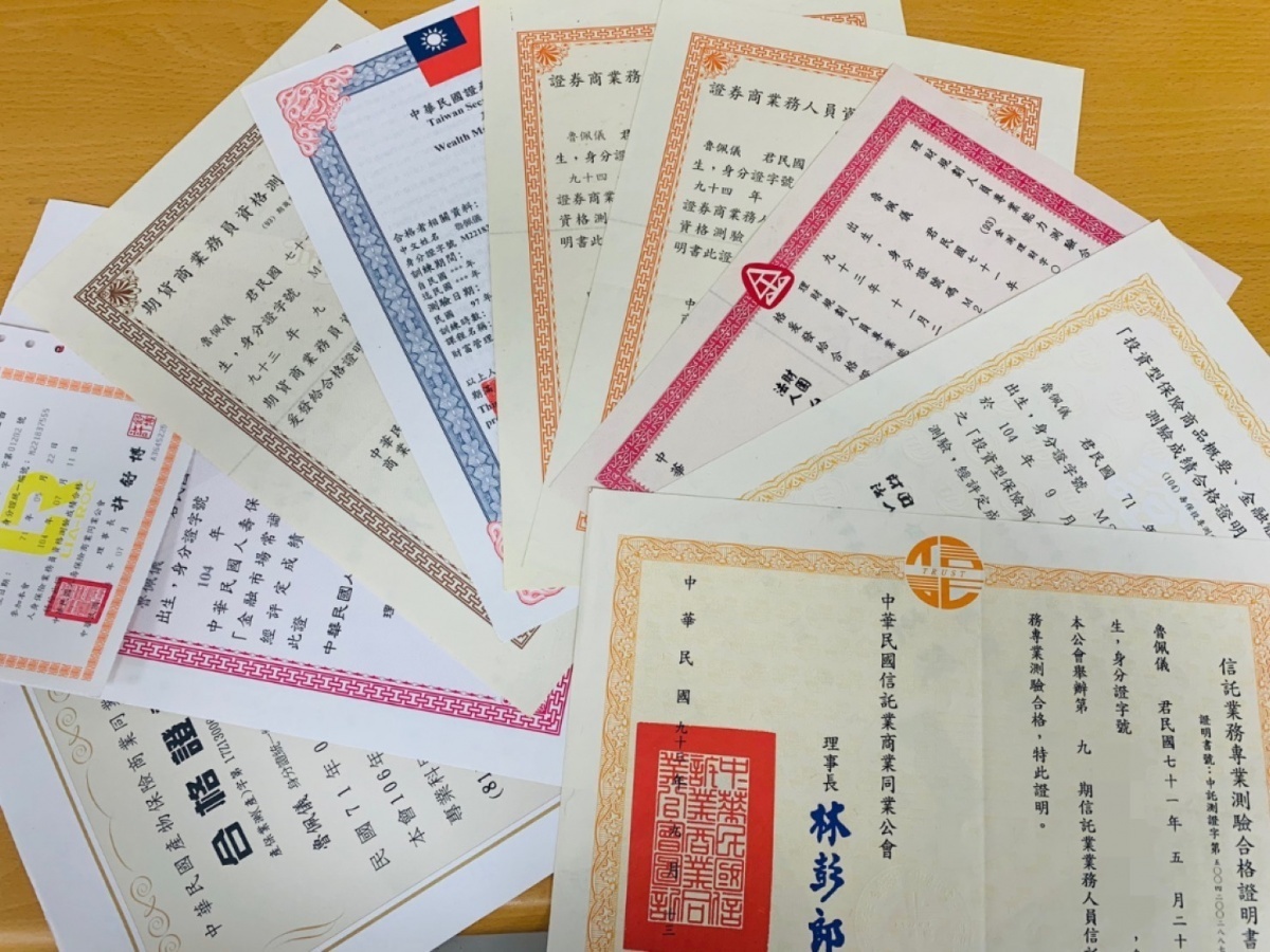 中壢警分局實習派出所所長,其中有6名是女性,有會自彈自唱自創的才女,有熱愛運動的健將,還有擁有18張證照的金融人才。
