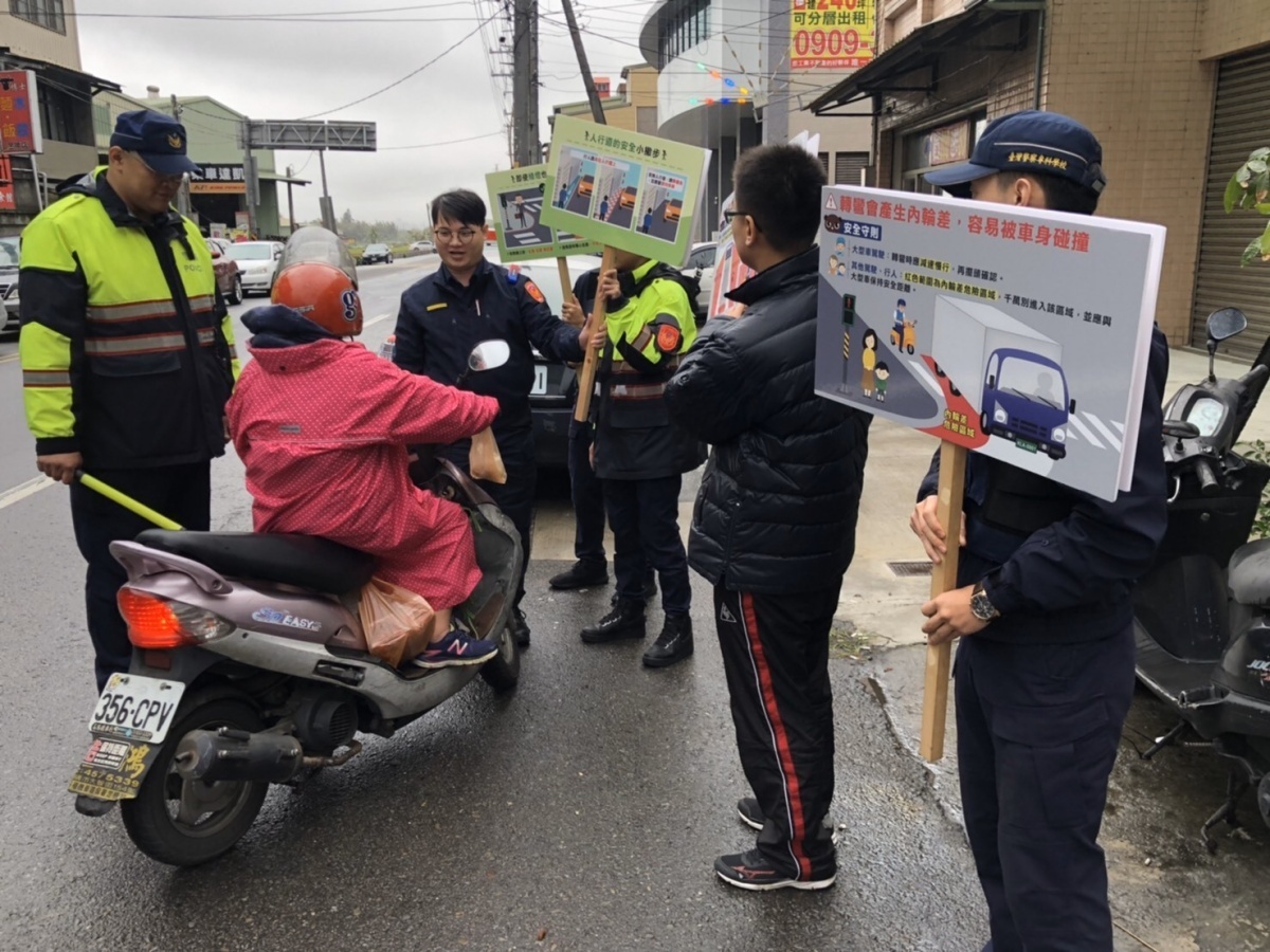 平鎮警分局特別上街宣導相關交通安全宣導法令及措施，讓民眾都能平安歡度佳節。