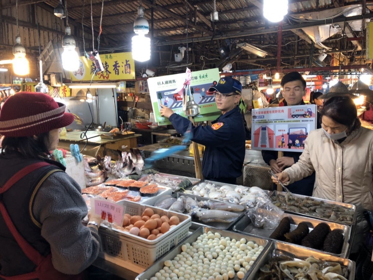 平鎮警分局特別上街宣導相關交通安全宣導法令及措施，讓民眾都能平安歡度佳節。