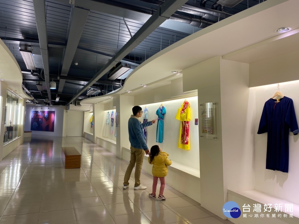 客家文化館「花。布一樣-客家現代時裝展」正式開展,集結2019HAKKA In Style時尚發表會設計作品,跳脫客家傳統服飾印象。