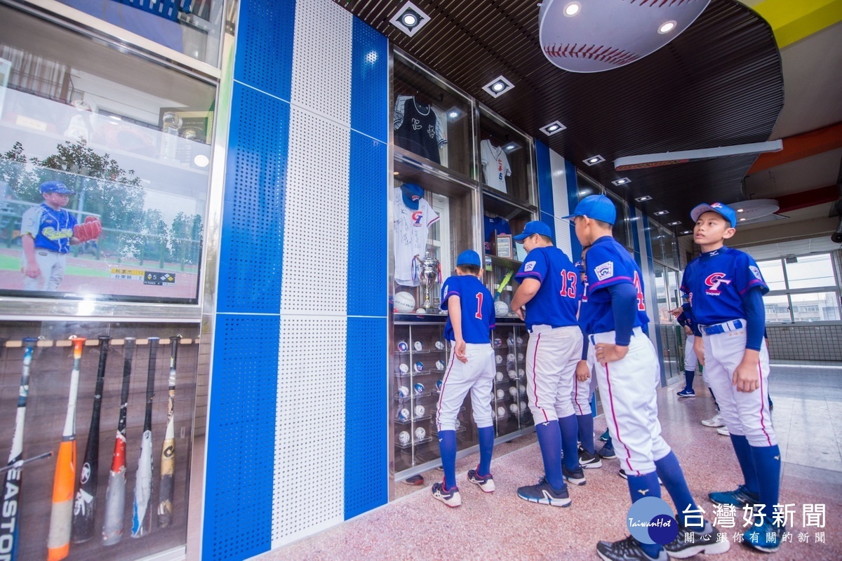 仁善國小棒球文化走廊啟用，傳承棒球教育成為學生學習典範。