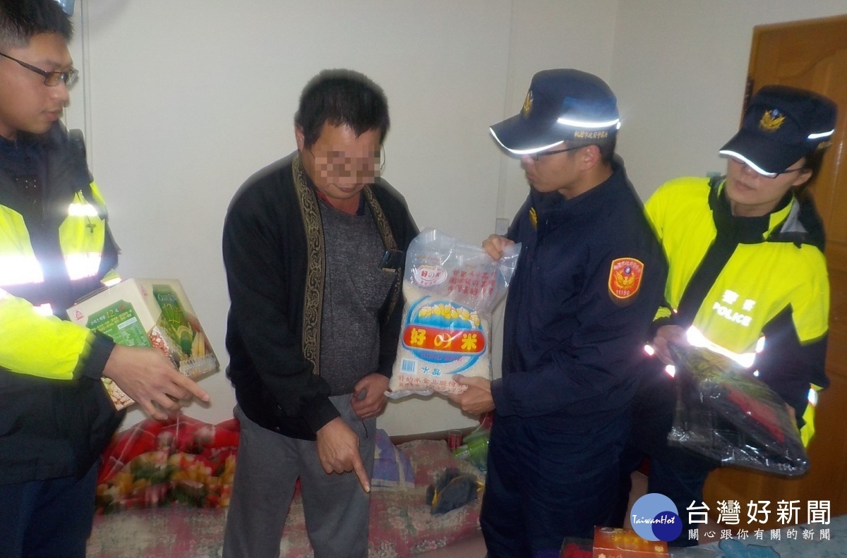 中興派出所所長陳瑞慶帶領所內同仁警員顏利玲及簡文義等,前往轄內各弱勢家庭進行關懷訪視。