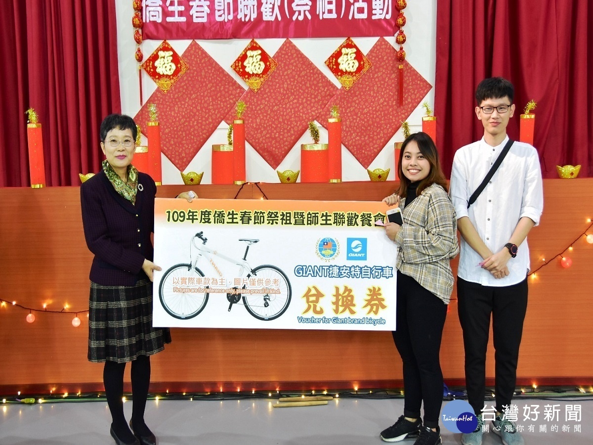 明道大學樂不思鼠迎新年 僑生春節聯歡感受台灣過年氣氛