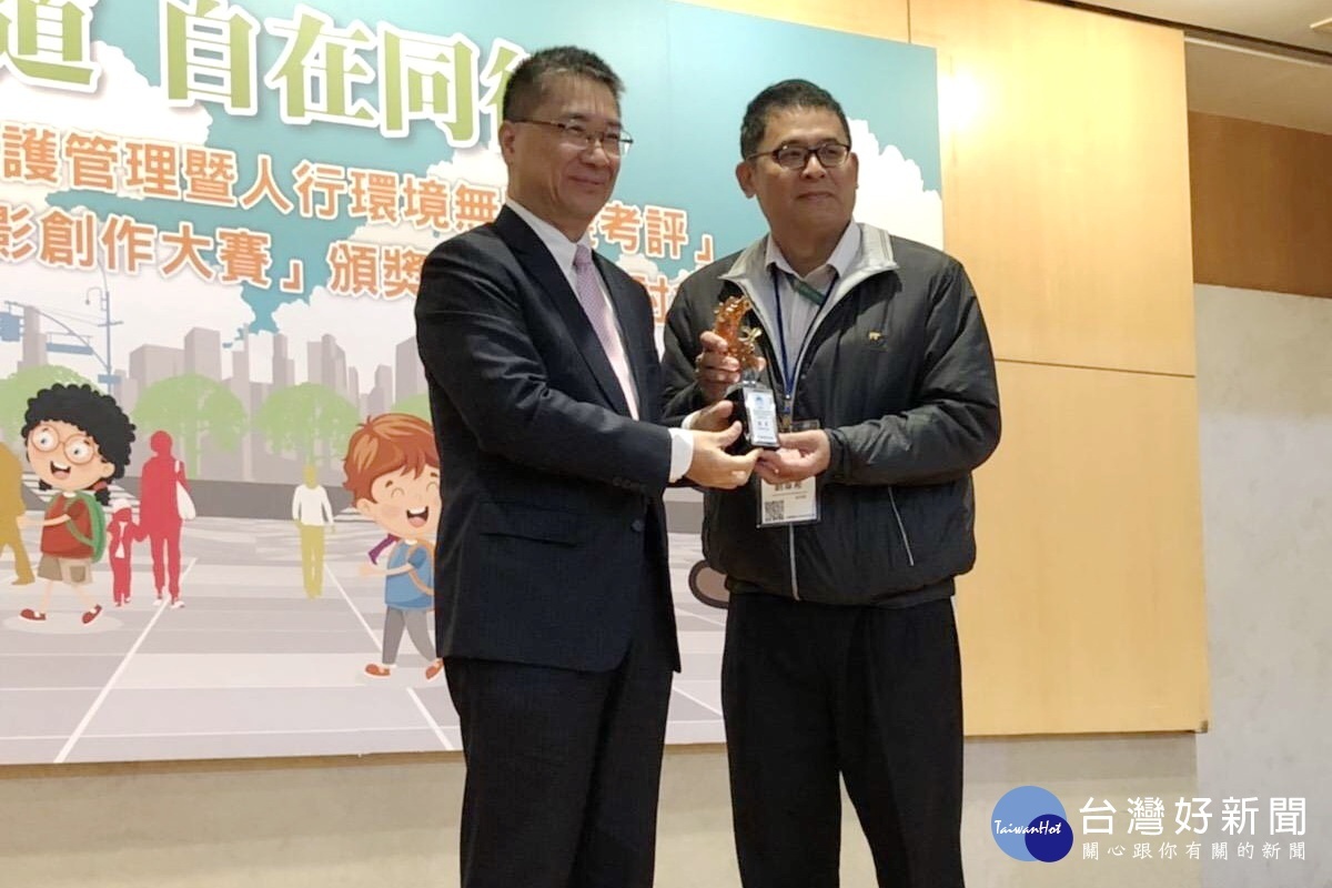 桃園市路平考核領先全國,榮獲內政部長徐國勇頒獎表揚。