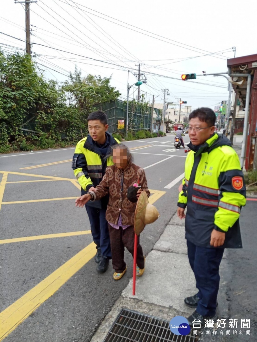 97歲老婦採買年貨跌坐路旁，暖心女警揹返家。