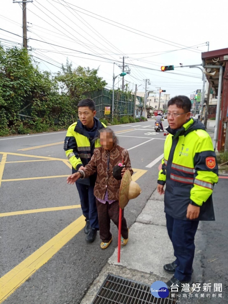 97歲老婦採買年貨跌坐路旁,暖心女警揹返家。