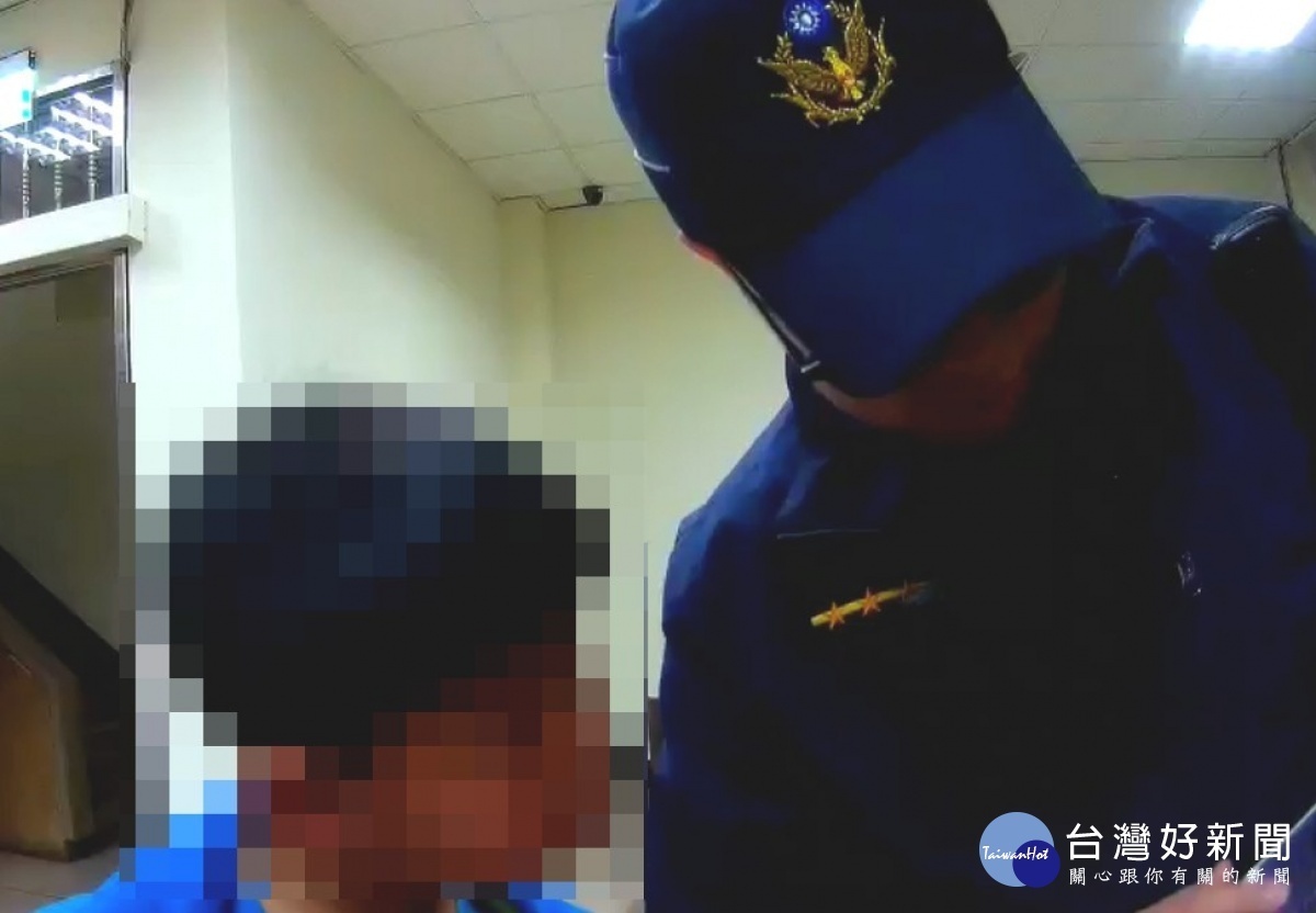 陸童深夜迷路漫步,女警機靈送回母親旁。