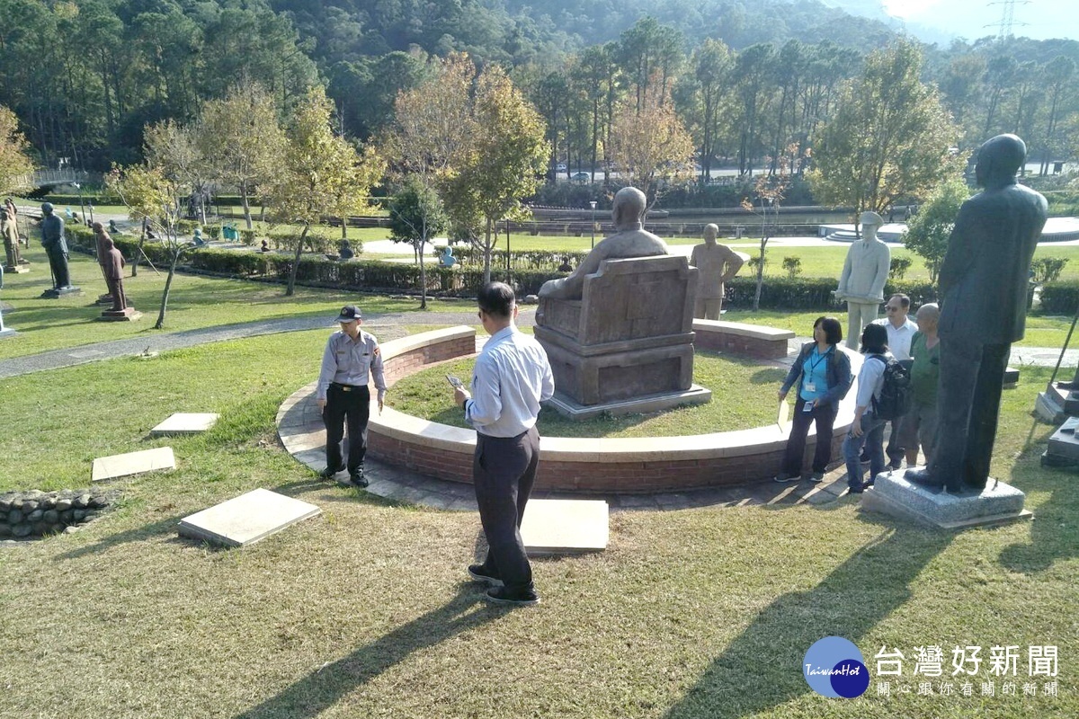 桃園車站圓環內公銅像將移置到大溪兩蔣文化園區設立。