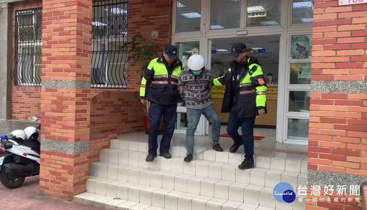 男子駕車撞平交道,警民合力救人,男涉公違依法究辦。