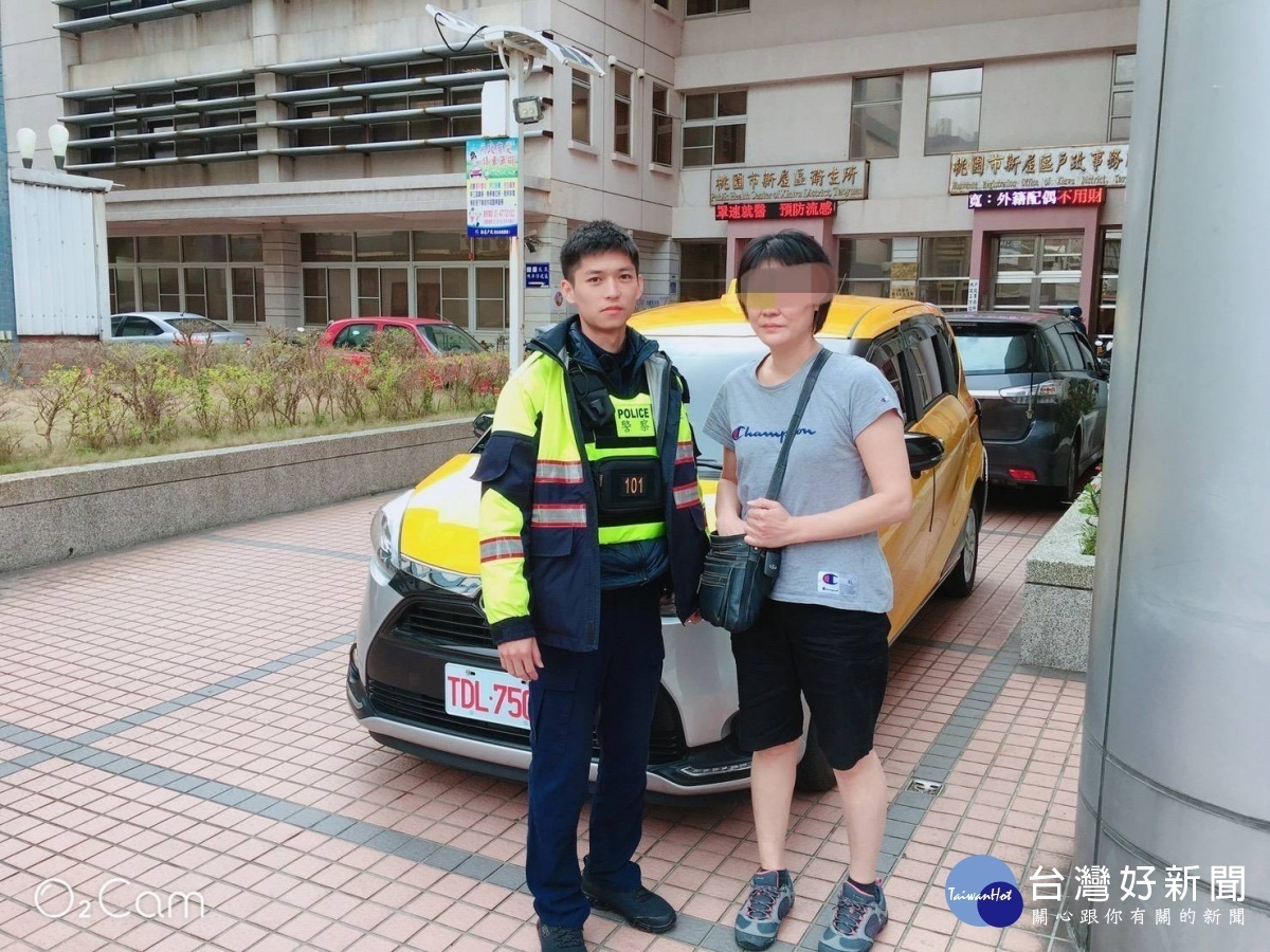 鄒姓婦人向新屋分駐所報案遺失40多萬定存現金 警員到現場勘查後,發現整袋錢掉在副駕駛座椅墊下方。