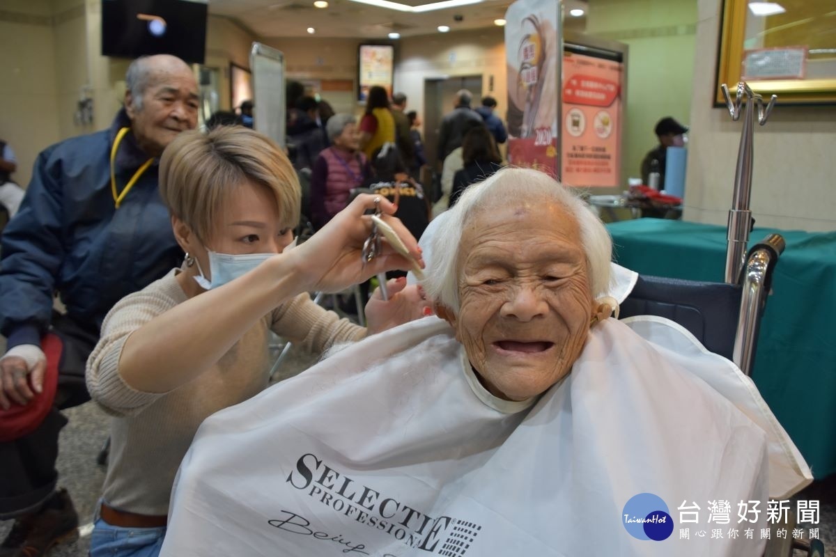 V創髮美髮師為百歲人瑞剪髮，李翠雲阿嬤笑的超開心。圖／記者鄧富珍攝