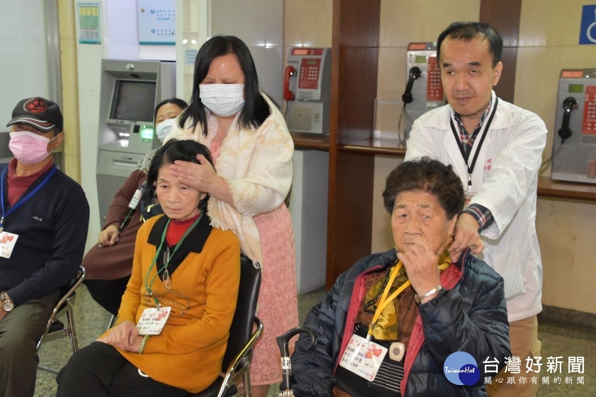 伊婷按摩工作室的按摩師,為長輩按摩舒壓。圖/記者鄧富珍攝
