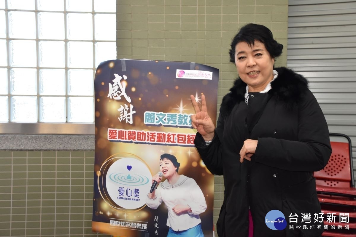 簡文秀以優美的聲樂表演為筵席開場,天籟美聲讓與會嘉賓陶醉且感動。圖/記者鄧富珍攝