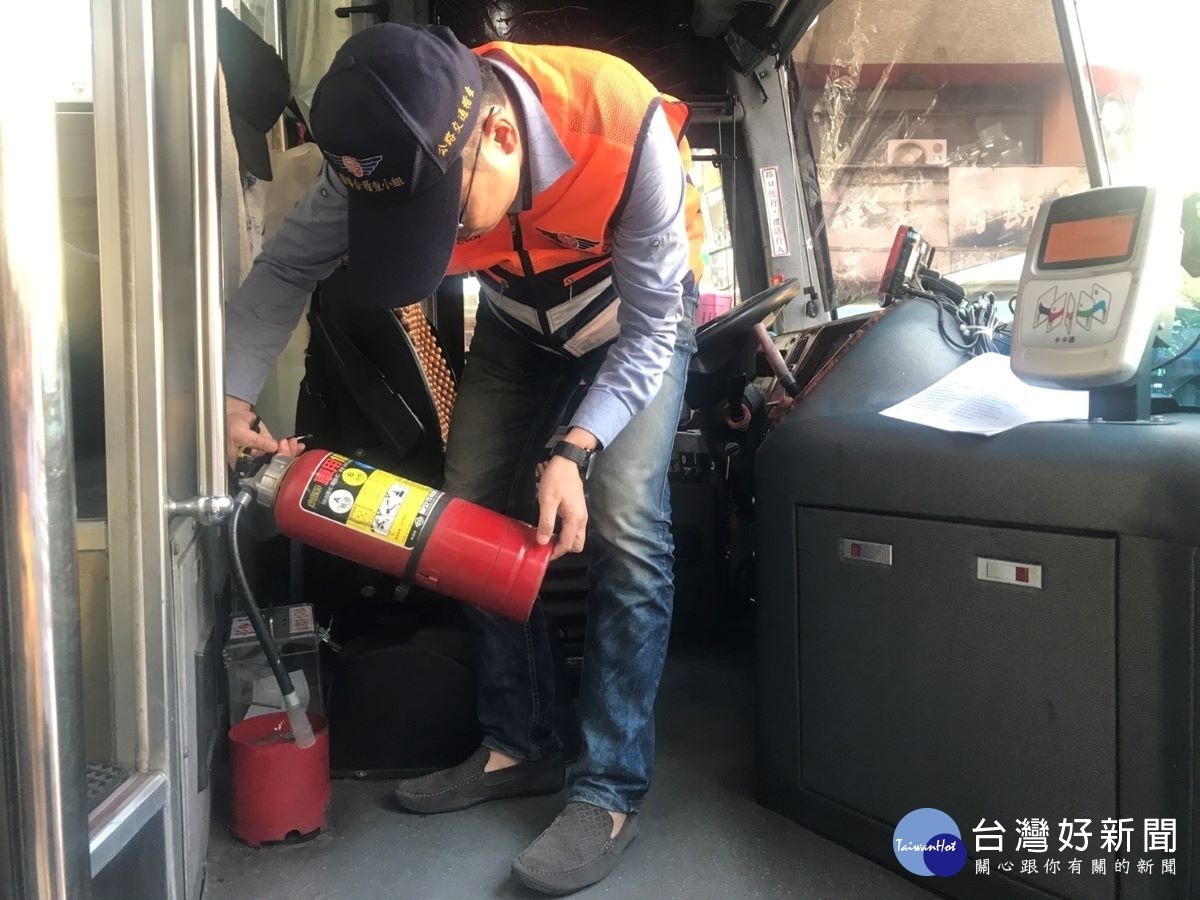 監理人員檢查滅火器。圖/彰化監理站提供