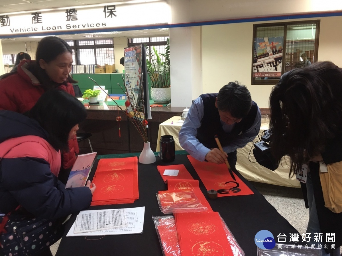 桃園監理站辦理「2020新春賀喜鼠來寶 名家揮毫贈春聯活動」,特邀書法名家夏武興蒞臨現場揮毫。