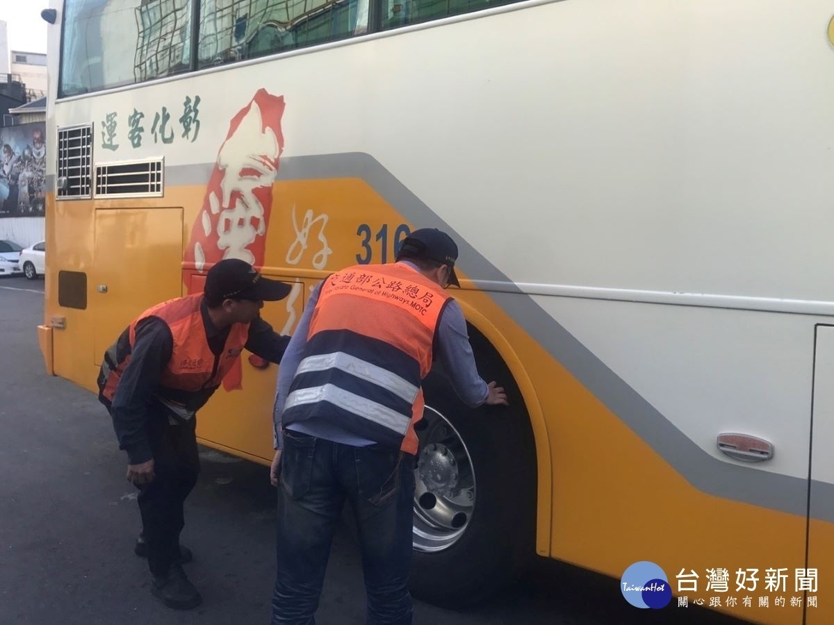 監理人員檢查輪胎安全。圖/彰化監理站提供