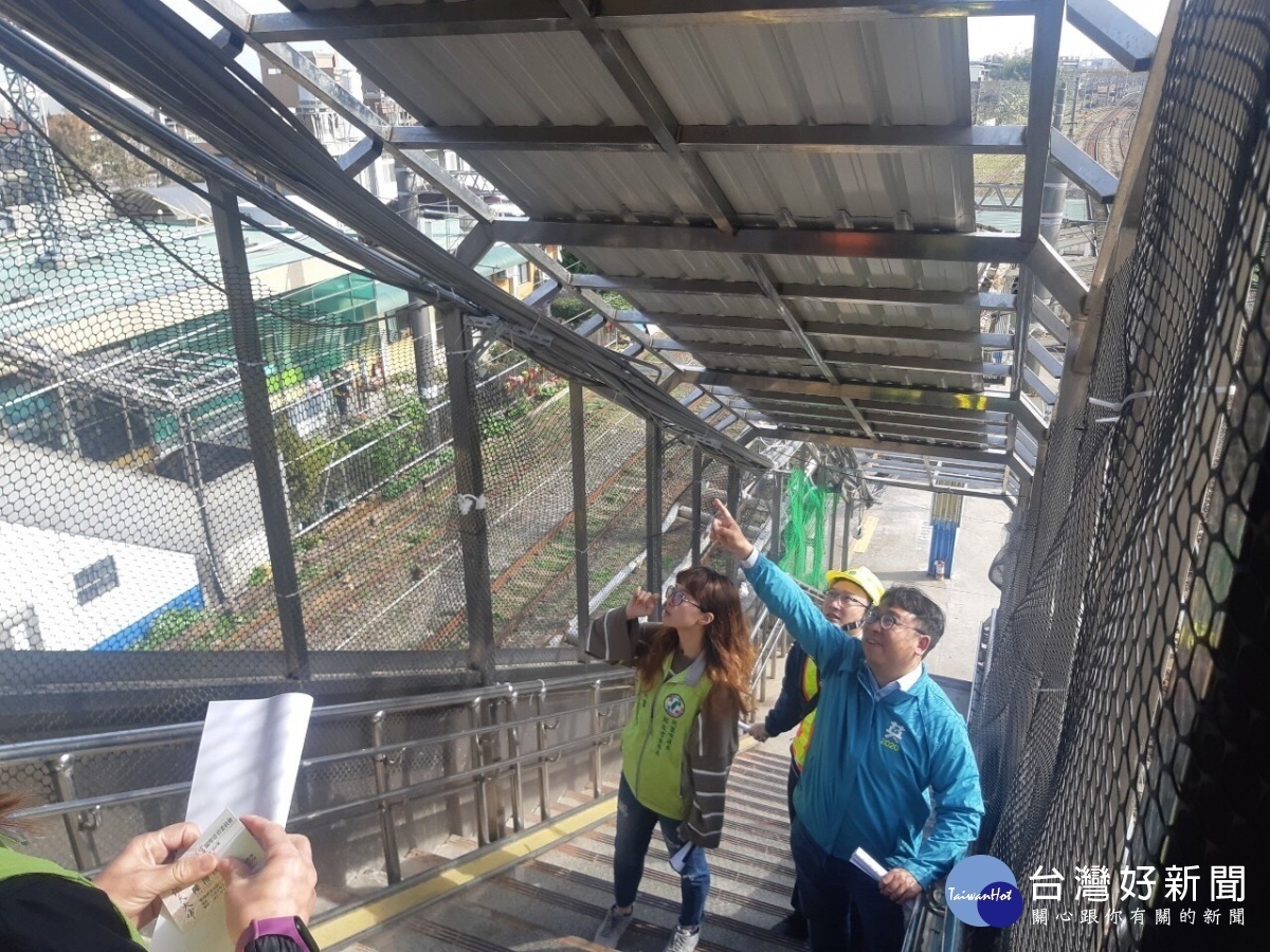 富岡火車站整修工程進度緩慢，立委當選人黃世杰邀集鄭淑方議員、台鐵代表前往富岡火車站進行會勘。