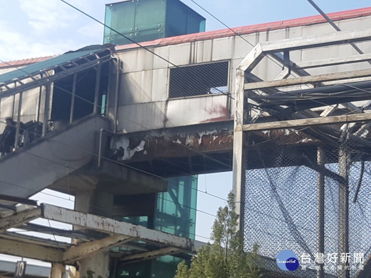 富岡火車站整修工程進度緩慢,立委當選人黃世杰邀集鄭淑方議員、台鐵代表前往富岡火車站進行會勘。