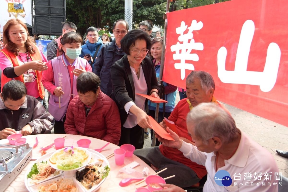 第30屆寒士吃飽30尾牙宴中，縣長王惠美發紅包。