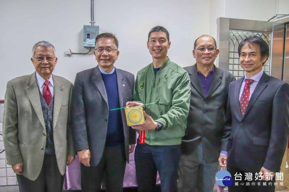 中央大學太空所張起維教授(右三)團隊自製的飛鼠號(IDEASSat)立方衛星飛行體,展現中央大學自主研發的實力。