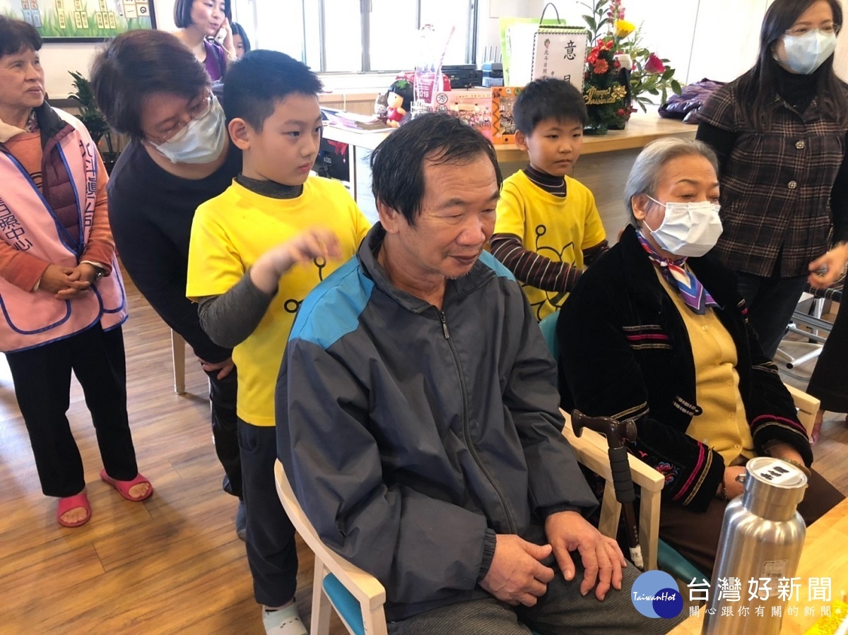 北斗螺青國小學童到秀和苑日照中心孝親表演,並體貼幫阿公阿嬤捶背按摩。