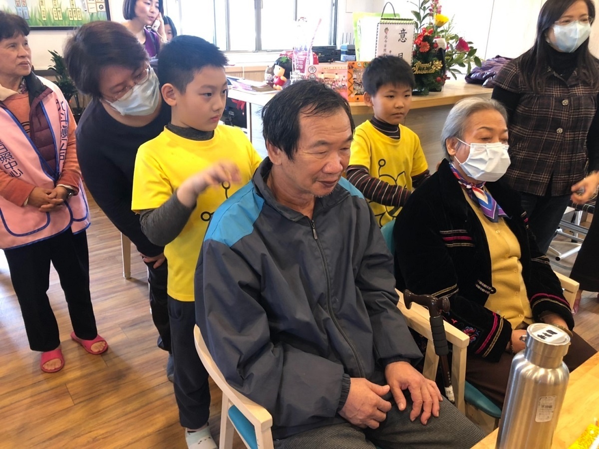 螺青國小提倡孝道精神 學童到秀和苑舞蹈吟詩幫長輩按摩
